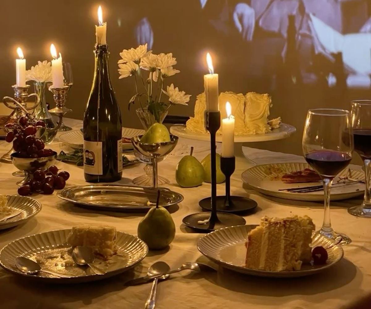 Un dîner aux chandelles devant un film projeté