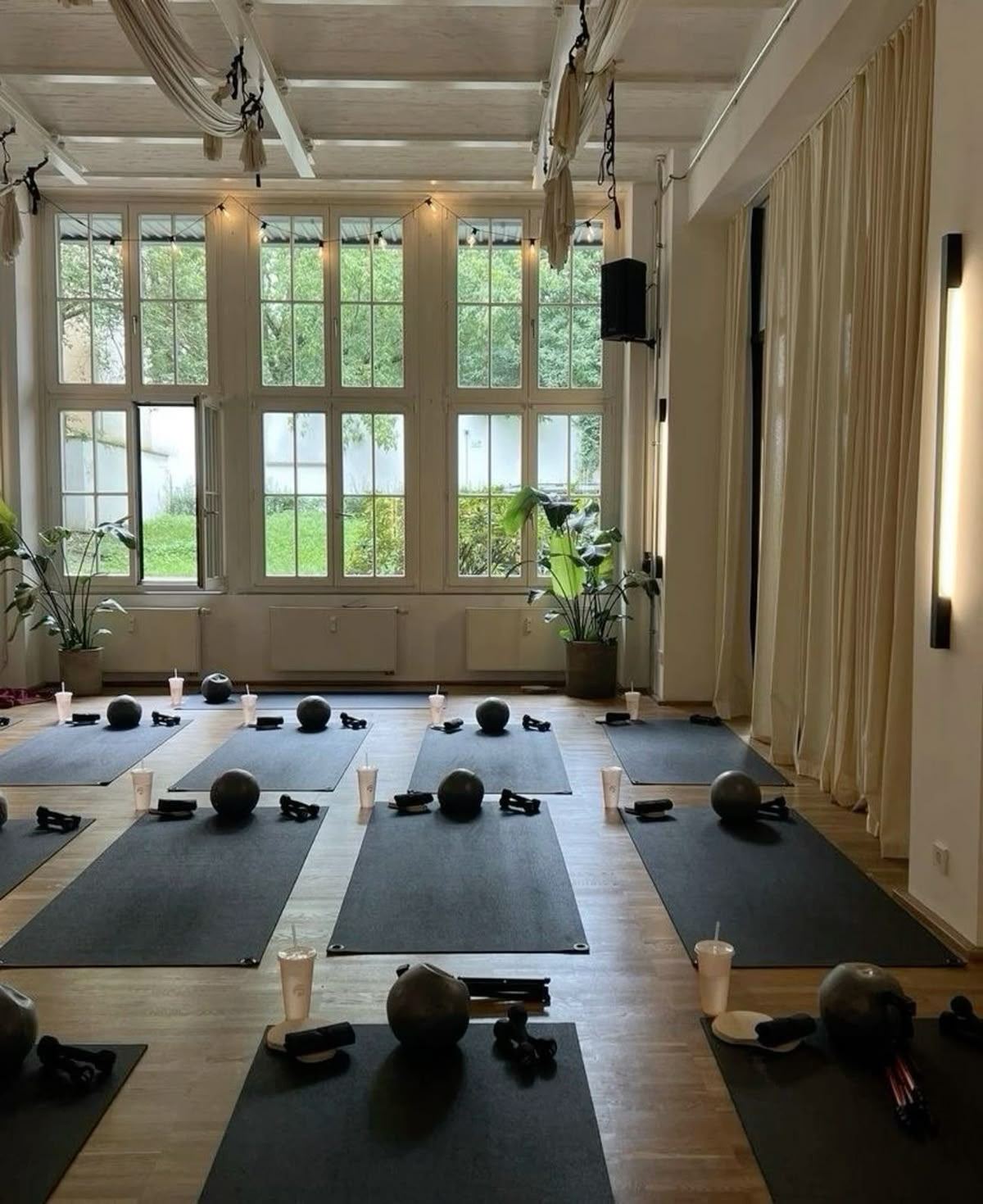 Un studio de Pilates lumineux, tapis prêts pour la séance