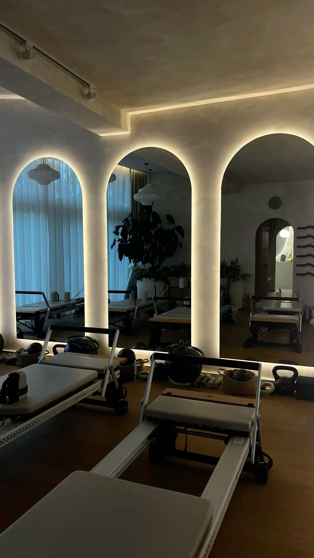 Un studio de Reformer Pilates aux miroirs en arche
