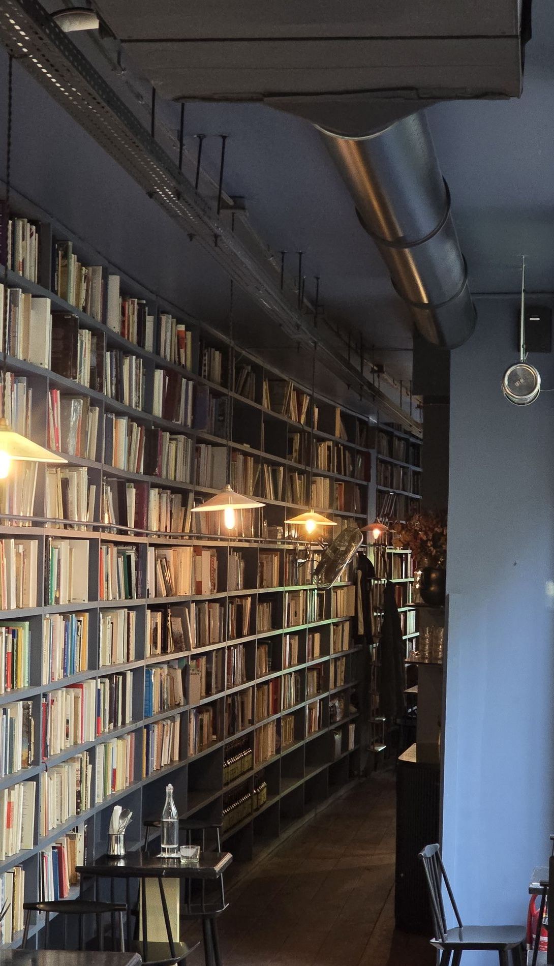 Un café-librairie aux murs couverts de livres