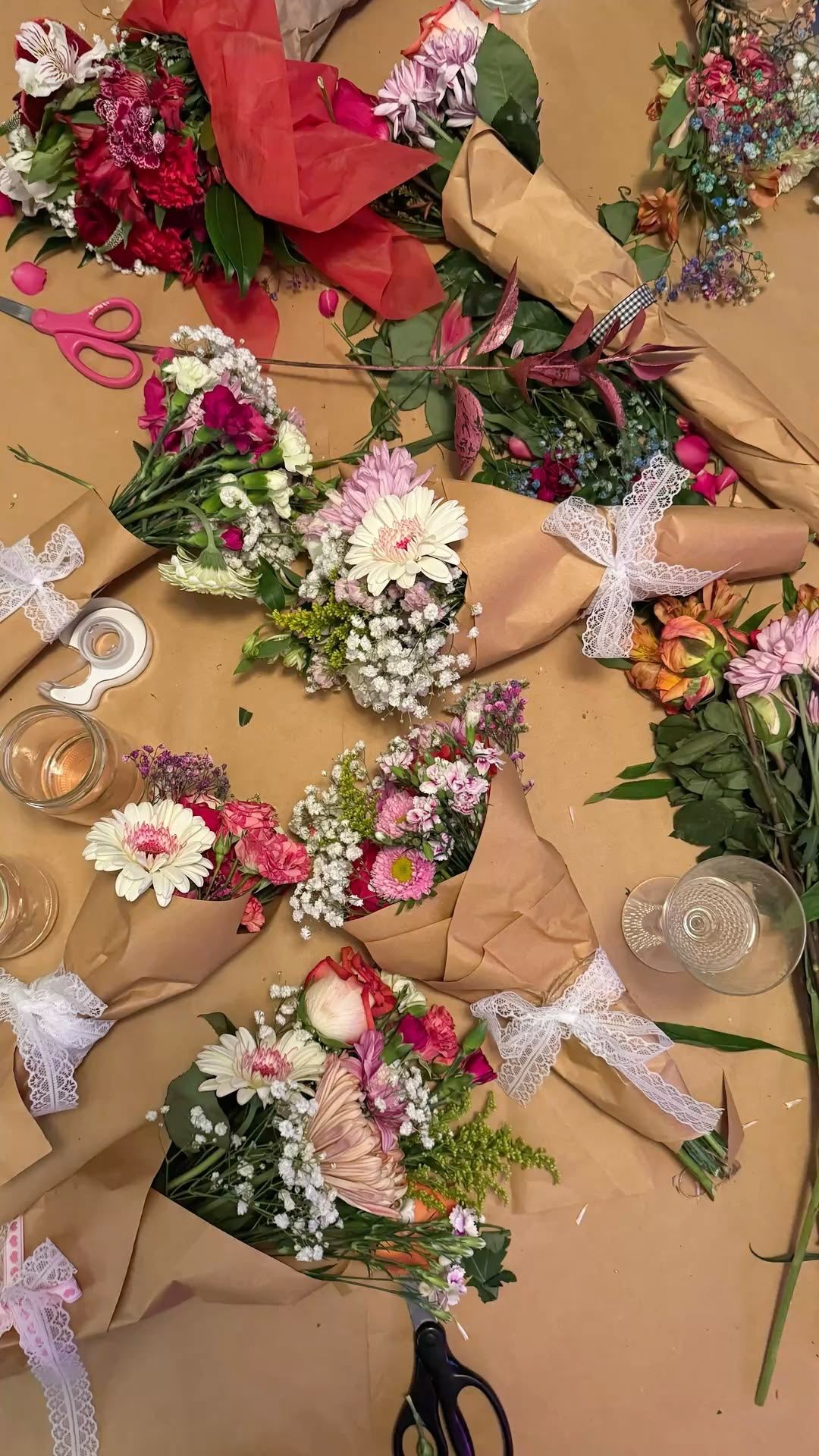 Un atelier de bouquets : fleurs, papier kraft et rubans