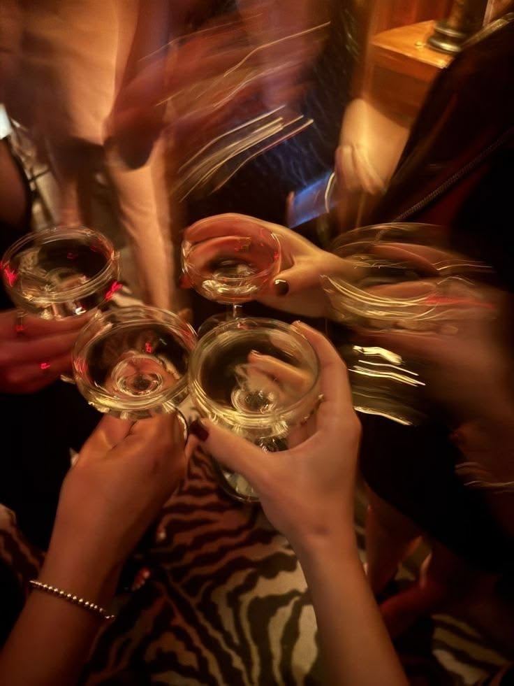 Des coupes qui trinquent pendant une soirée