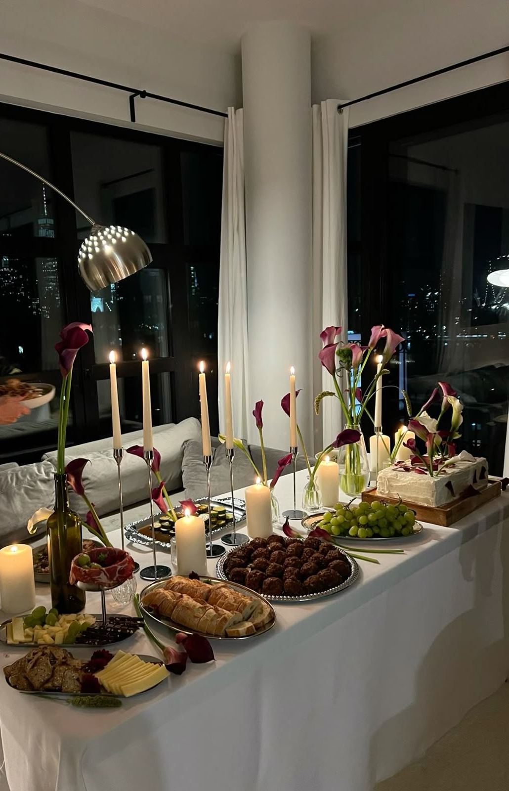 Un buffet aux chandelles décoré d'arums